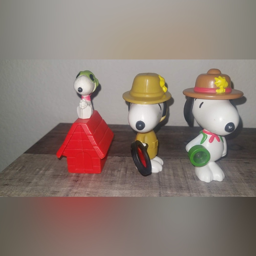 Peanuts Snoopy Figure Lot with Red Doghouse